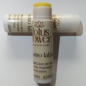 Bálsamo labial con manteca de cacao y vitamina E para labios hidratados
