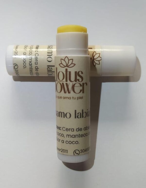 Bálsamo labial con manteca de cacao y vitamina E para labios hidratados